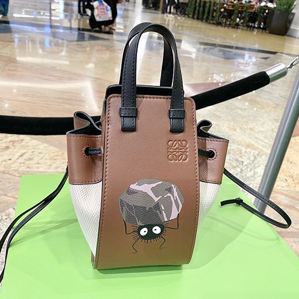 完売必至!ロエベ×ジブリ ススワタリ ハンモック 偽物 ドローストリングバッグ ミニ (クラシックカーフ&テキスタイル)A538V07X14